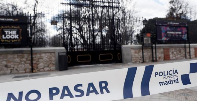 Precinto policial en el parque del Retiro de Madrid donde hoy un niño de cuatro años ha fallecido tras caerle un árbol encima. EFE/Mariscal