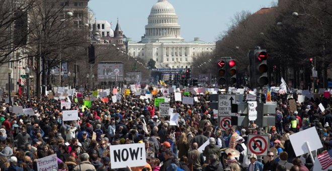 Miles de personas han marchado para exigir un mayor control de armas por el centro de Washington (EEUU). /EFE