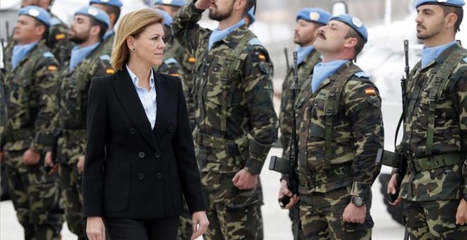 La ministra de Defensa, María Dolores de Cospedal, pasa revista a las tropas. EFE/Chema Moya