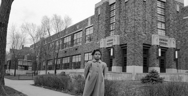 Linda Brown junto al colegio Summer School, cuya negativa a aceptarla por ser negra precipitó la sentencia judicial que acabó con la segregación racial en colegios de EEUU en los años 50