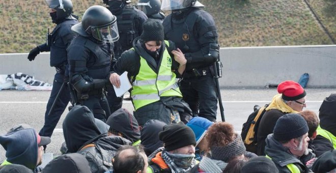 Los Mossos d,Esquadra han desalojado este mediodía a los manifestantes que desde primera hora de la mañana tenían cortada la autopista AP-7. /EFE