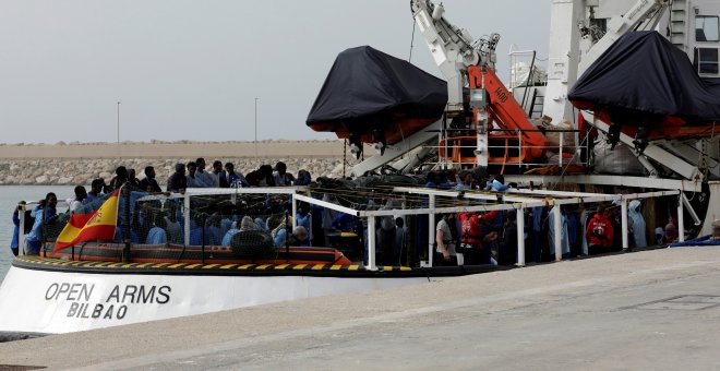 El barco de la ONG española Proactiva Open Arms, en el puerto de Sicilia.- REUTERS