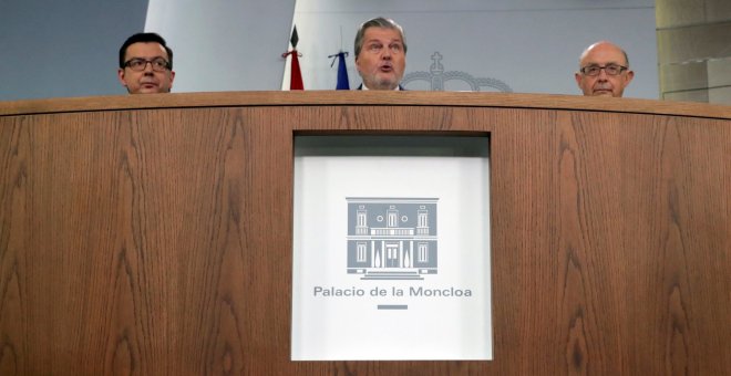 El ministro de Economía Román Escolano (i), el ministro Portavoz Iñigo Méndez de Vigo (c), y el ministro de Hacienda Cristóbal Montoro, durante la rueda de prensa posterior al Consejo de Ministros, celebrado en el Palacio de La Moncloa. EFE/Zipi