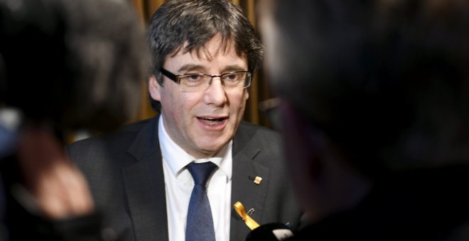 El expresident catalán Carles Puigdemont atiende a los periodistas tras su participación en un acto en el Pallamento de Finlancia, en Helsinki, el pasado 22 de marzo. REUTERS