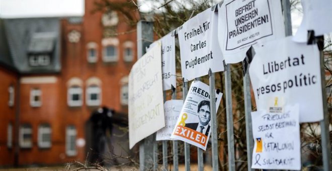 Varios carteles de apoyo colocados en una valla a las puertas de la prisión de Neumünster (Alemania). - EFE