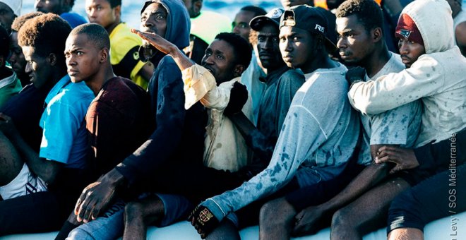Varias de las personas rescatadas, en la barca neumática con la navegaban a la deriva en el Mediterráneo antes de ser localizados. .- YANN LEVY