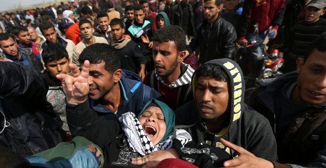 Una mujer palestina herida es evacuada después de que las tropas israelíes abrieran fuego contra los manifestantes a lo largo de la Franja de Gaza.- REUTERS