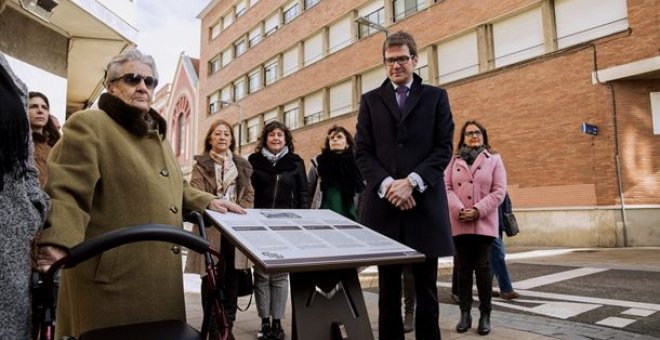 El alcalde de Vitoria, en un acto homenaje a las mujeres víctimas encarceladas durante la Guerra Civil y el franquismo. EFE