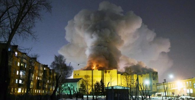 Vista de la columna de humo desatada tras declararse el incendio en el centro comercial. - EFE