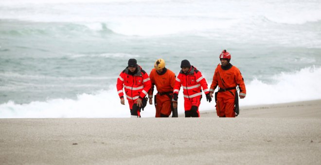 Las labores de búsqueda de la joven que resultó arrastrada por el mar en A Coruña. EFE