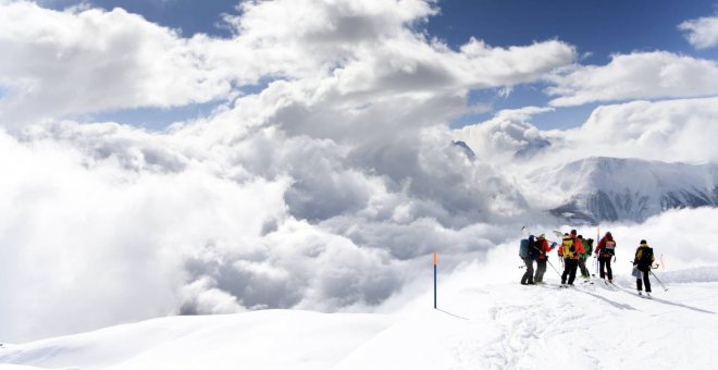 Equipos de rescate, este domingo tras la avalancha en los Alpes suizos./ EFE