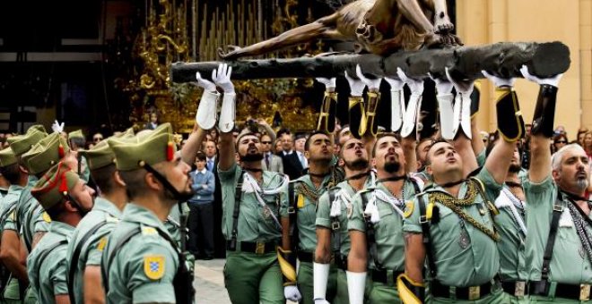 Legionarios desfilan con el Cristo de la Buena Muerte en Málaga.- EFE