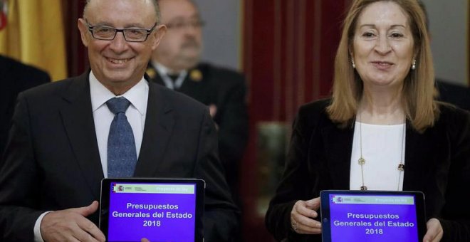 El ministro de Hacienda, Cristóbal Montoro, entrega a la presidenta del Congreso, Ana Pastor, el proyecto de Presupuestos Generales del Estado para 2018.| CHEMA MOYA (EFE)