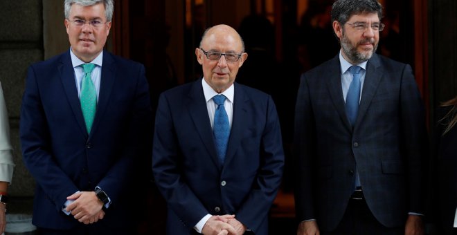 El ministro de Hacienda, Cristóbal Montoro (c), acompañado por acompañado por los secretarios de Estado de Presupuestos y Gastos, Alberto Nadal (d), y de Hacienda, José Enrique Fernández Moya (i), a su llegada al Congreso de los Diputados para presentar e