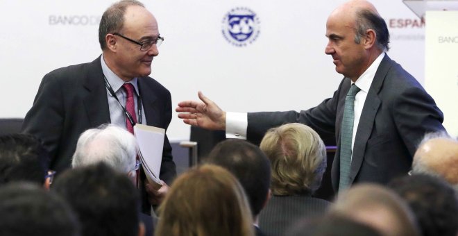 El gobernador del Banco de España, Luis María Linde, junto al exministro de Economía y próximo vicepresidente del BCE, Luis de Guindos, durante la inauguración de la conferencia conjunta con el FMI 'España: de la recuperación a la resiliencia'. EFE/ J.J.G