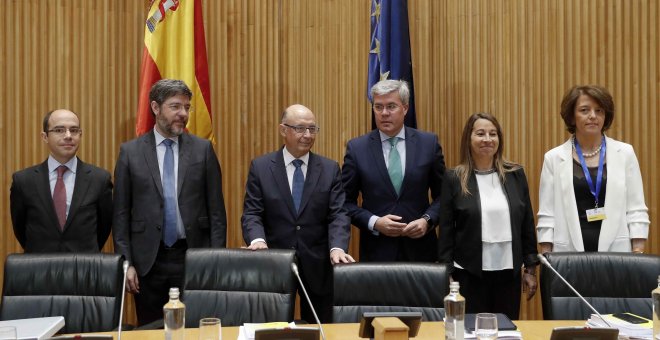 El ministro de Hacienda, Cristóbal Montoro (3i), acompañado por los secretarios de Estado de Presupuestos y Gastos, Alberto Nadal (2i); Hacienda, José Enrique Fernández Moya (3d); y de Función Pública, Elena Collado (2d); el subsecretario de Hacienda y Fu