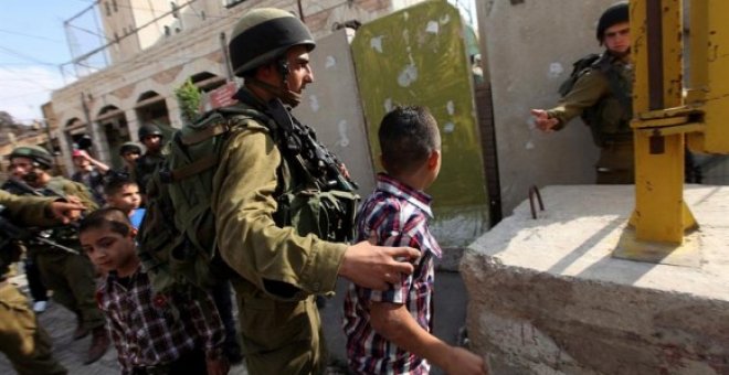 Soldados israelíes detienen a niños palestinos - EFE/ABED AL HASHLAMOUN