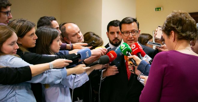 El ministro de Economía, Román Escolano, contesta a los medios tras su comparecencia en el Congreso de los Diputados.