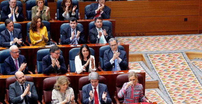 Los diputados del PP en la Asamblea de Madrid aplauden a la presidenta madrileña, Cristina Cifuentes, tras su intervenciñon en el pleno sobre las supuestas irregularidades de su máster. EFE/ Víctor Lerena