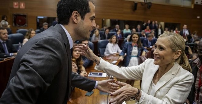 El portavoz de Ciudadanos, Ignacio Aguado, y la presidenta de la Comunidad de Madrid, Cristina Cifuentes / EFE