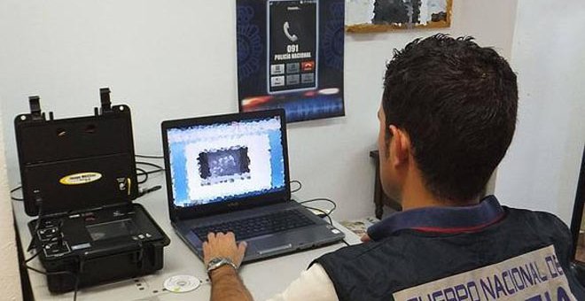 Los detenidos utilizaron un dispositivo espía tipo keylogger en uno de los ordenadores de la Universitat de València. | EFE