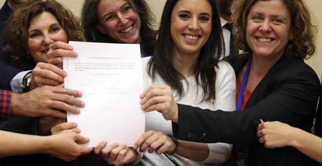 La portavoz de Unidos Podemos en el Congreso, Irene Montero, registra, junto a varias compañeras de partido, una Proposición de Ley para regular los alquileres abusivos, hoy en el Congreso. | J.J. GUILLÉN (EFE)