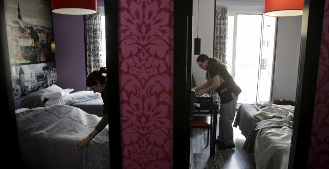 Dos camareras de piso en un hotel de Madrid. Reuters