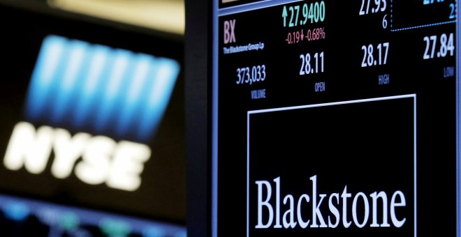 El logo y la cotización del fondo Blackstone, en un monitor en la bolsa de Nueva York, en Wall Street. REUTERS/Brendan McDermid