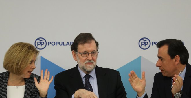 El presidente del Gobierno, Mariano Rajoy, con la secretaria general María Dolores de Cospedal y Fernando Martínez Maillo al comienzo de una reunión en la sede del Partido Popular (PP). REUTERS