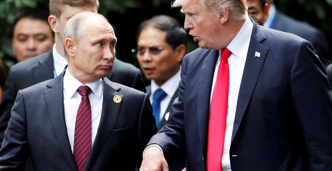 El presidente de EE UU., Donald Trump, y el presidente de Rusia, Vladimir Putin, en la cumbre de APEC en Danang, Vietnam. REUTERS