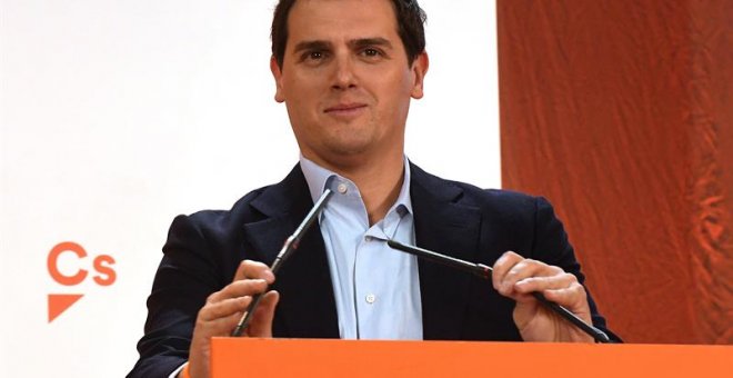 El presidente de Ciudadanos, Albert Rivera, durante su intervención en el encuentro este miércoles en León. EFE/J. Casares