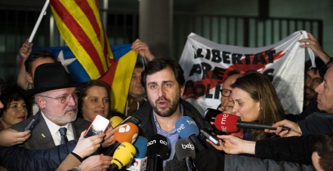 El ex conseller de la Generalitat de Cataluña, Toni Comín, habla ante la prensa en Bélgica. AFP