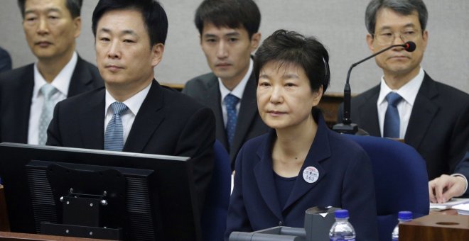 La expresidenta surcoreana Park Geun-hye durante su juicio en el Tribunal del Distrito Central de Seúl (Corea del Sur). EFE