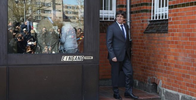 El expresidente de la Generalitat de Cataluña Carles Puigdemont abandona la cárcel de Neumünster en Alemania, hoy, 6 de abril de 2018. Puigdemont ingresó en prisión el pasado 25 de marzo tras ser detenido en aplicación de la euroorden dictada por España.