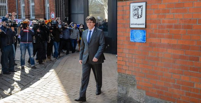 El expresidente de la Generalitat de Cataluña Carles Puigdemont (d) abandona la cárcel de Neumünster en Alemania, hoy, 6 de abril de 2018. Puigdemont ingresó en prisión el pasado 25 de marzo tras ser detenido en aplicación de la euroorden dictada por Espa