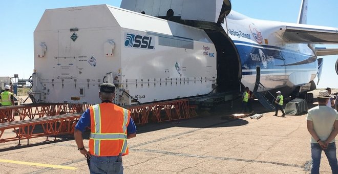 El satélite Amazonas 5, de Hispasat, llega a la base espacial de Baikonur. E.P.