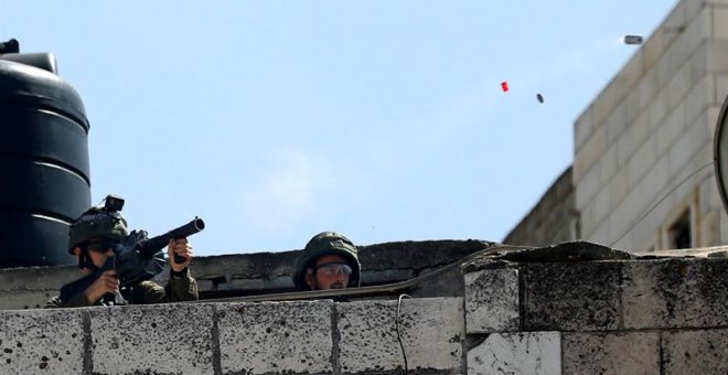 Soldados israelíes en Hebrón (Cisjordania), donde también ha habido protestas. / EFE