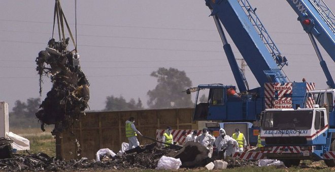 Restos del Airbus A400M siniestrado en Sevilla. / EFE