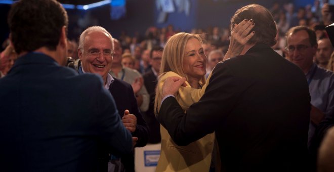 El presidente del Gobierno, Mariano Rajoy (de espaldas), saluda a la presidenta de la Comunidad de Madrid, Cristina Cifuentes, a su llegada esta tarde a la Convención Nacional del partido que se celebra este fin de semana en Sevilla. EFE/Rafa Alcaide