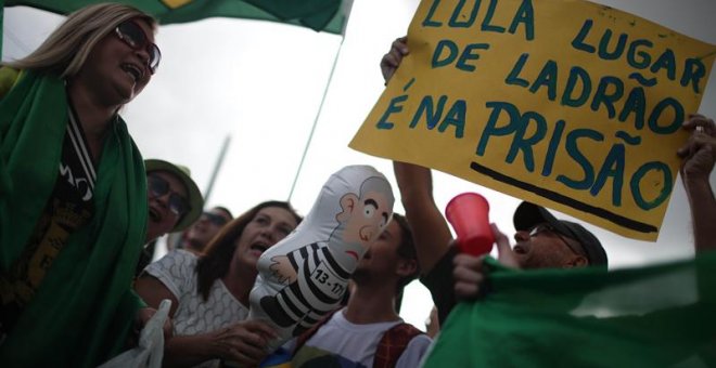 Detractores de Lula protestan en Curitiba. / EFE