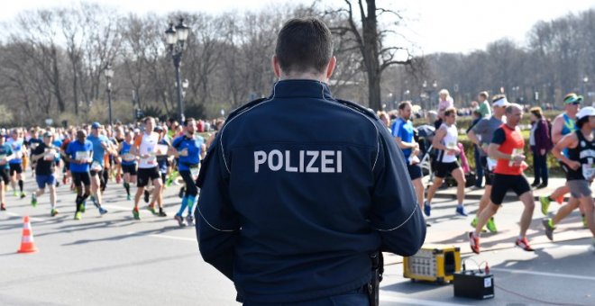 Un policía alemán vigila durante el desarroll de la media maratón de Berlín. AFP/Christophe Gateau