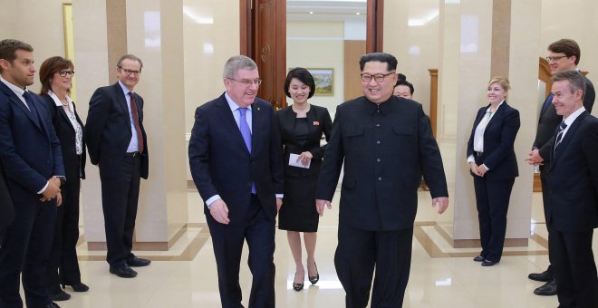 El líder norcoreano, Kim Jong Un, junto al presidente del COI, Thomas Bach, en una reunión mantenida el pasado 31 de marzo. /REUTERS