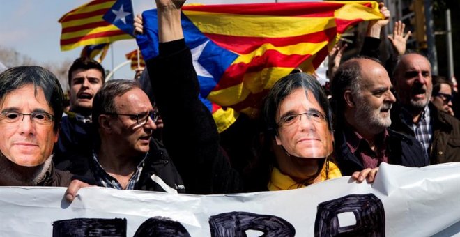 Varias decenas de manifestantes, convocados por los Comités de Defensa de la Repúiblica (CDR) protestan en las inmediaciones del Auditori de Barcelona donde el rey Felipe preside la entrega de despachos a los jueces. EFE/ Quique García