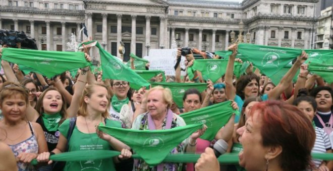Cientos de mujeres se manifiestan frente al Congreso en Buenos Aires, Argentina, para pedir que los senadores y diputados debatan un proyecto de ley que garantice el aborto seguro, legal y gratuito en todo el país. EFE