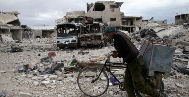 Un hombre camina por las ruinas de Duma hace unos días. REUTERS/Bassam Khabieh