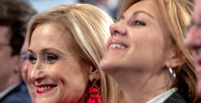 Cristina Cifuentes y María Dolores de Cospedal, en Sevilla. / EFE