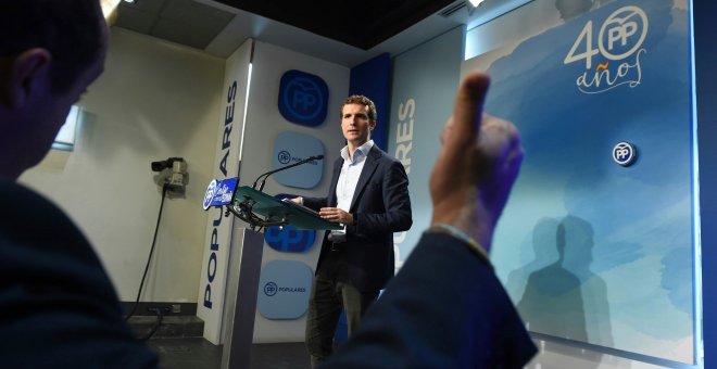 El vicesecretario de comunicación del Partido Popular, Pablo Casado, durante la rueda de prensa que ha ofrecido en la sede del partido, donde ha presentado toda la documentación sobre su máster de la Universidad Rey Juan Carlos. EFE/ Fernando Villar