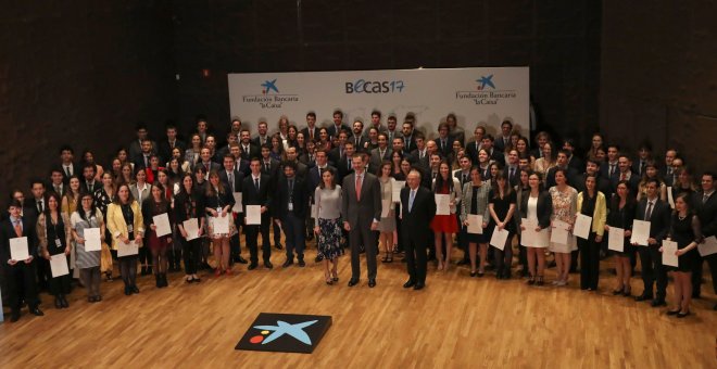 Los Reyes Felipe VI y Letizia, durante la foto de familia en la ceremonia de entrega de las becas de posgrado de La Caixa. EFE/Ballesteros