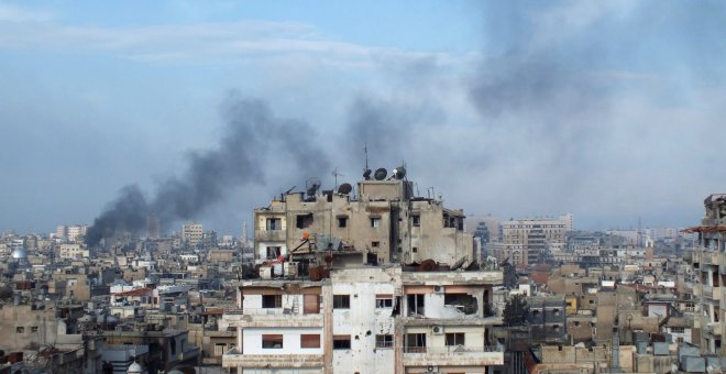 Humo en uno de los edificios en la ciudad de Homs tras un bombardeo. REUTES