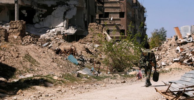 Un soldado camina por unas ruinas en Guta. REUTERS/Omar Sanadiki